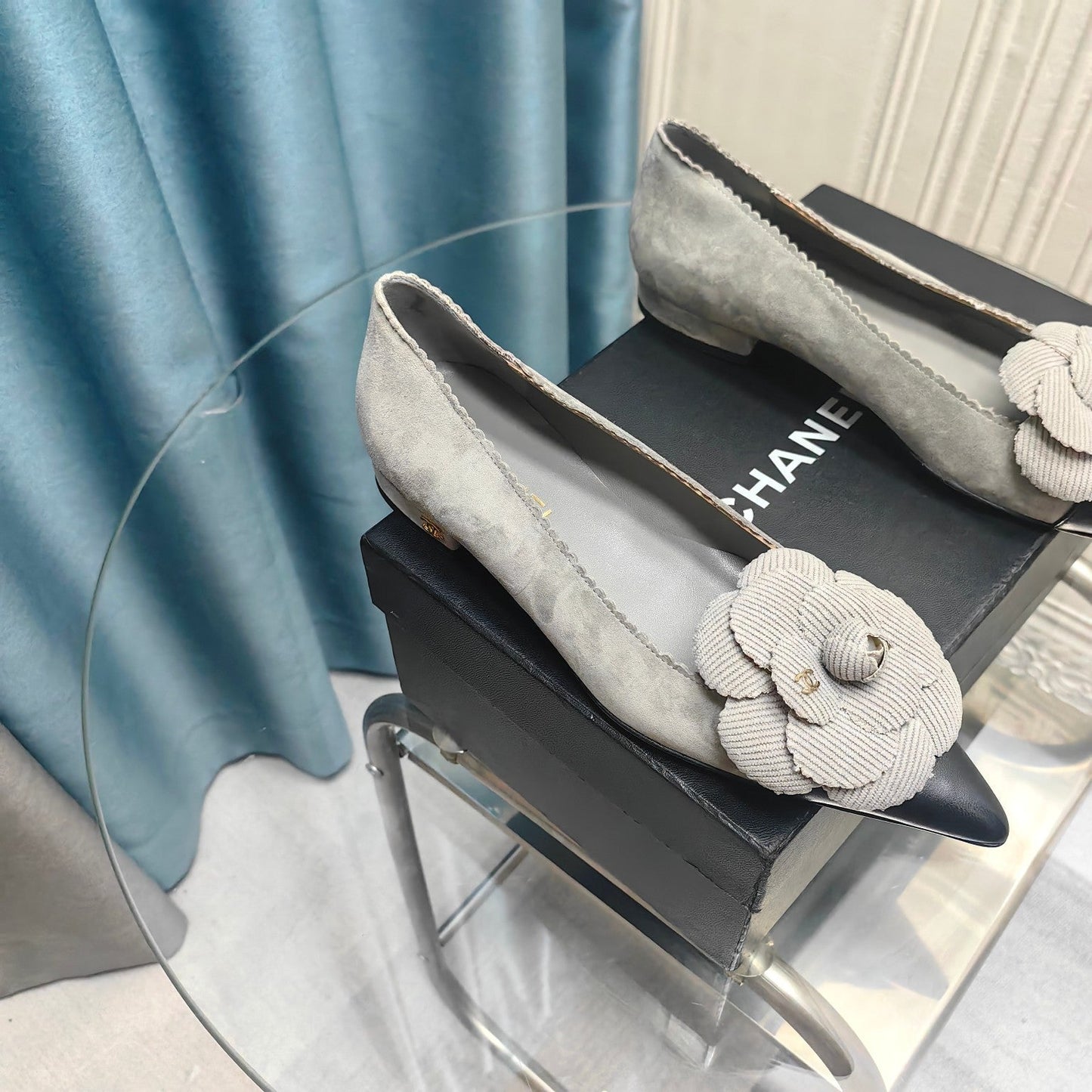 CC BALLET FLAT IN SPANISH GRAY SUEDE AND BLACK CALFSKIN WITH FLOWER