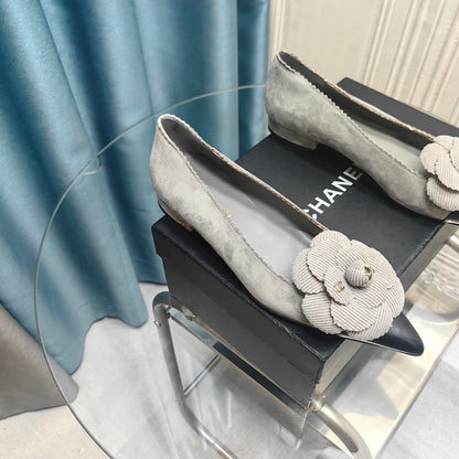 CC BALLET FLAT IN SPANISH GRAY SUEDE AND BLACK CALFSKIN WITH FLOWER