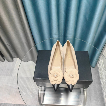 CC BALLET FLAT IN TAN BEIGE SUEDE AND BLACK CALFSKIN WITH FLOWER