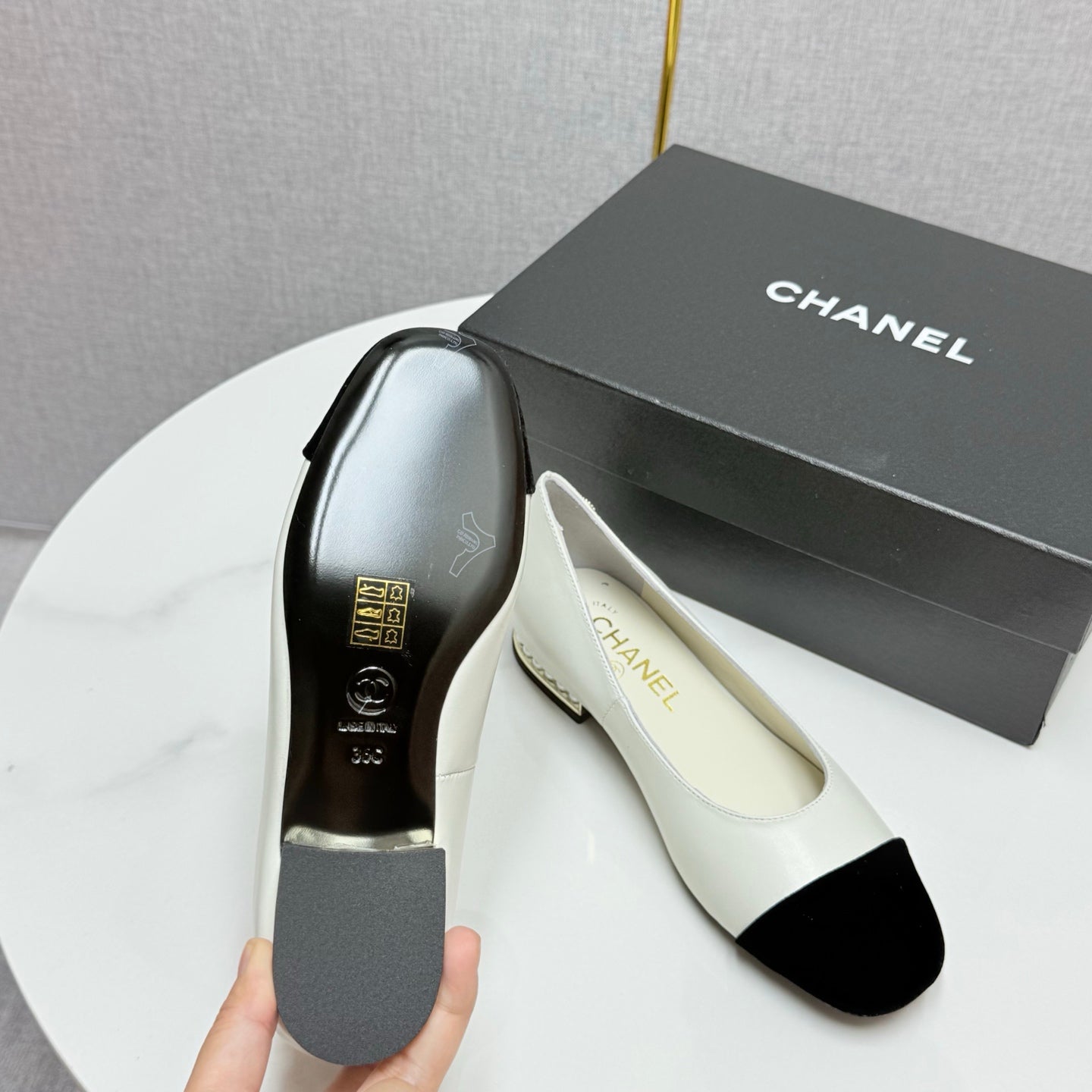 CC BALLET FLATS 25S IN WHITE LAMBSKIN AND BLACK SUEDE WITH PEARL HEEL
