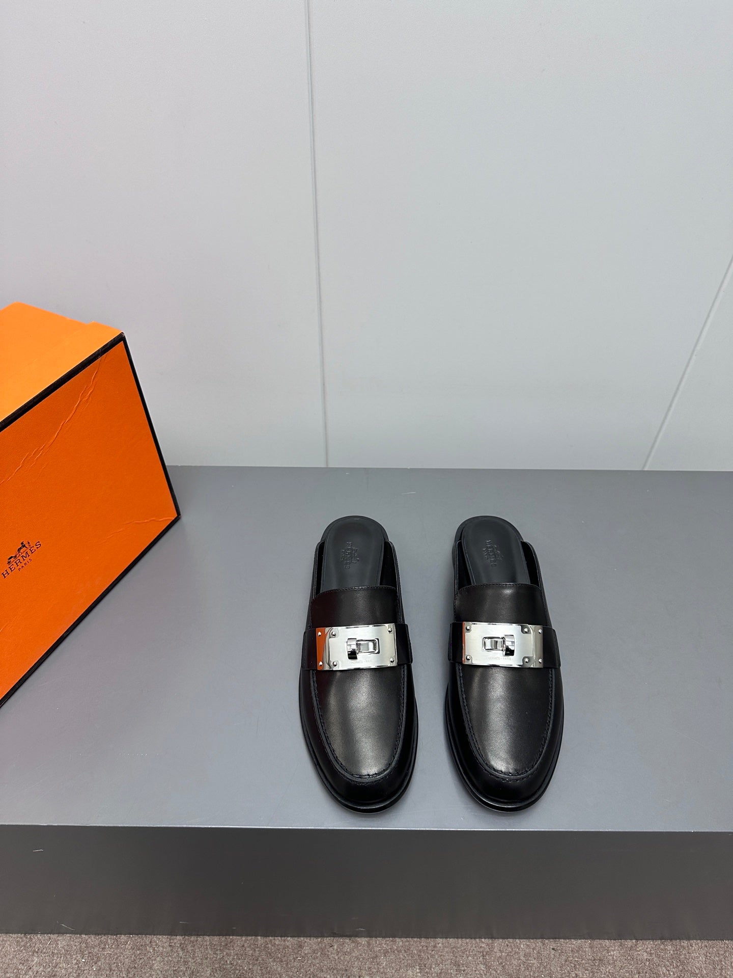 0Z MULE IN BLACK LAMBSKIN