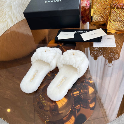 CHANEL 25S FUR SLIPPERS IN WHITE LOGO GOLD HARDWRE