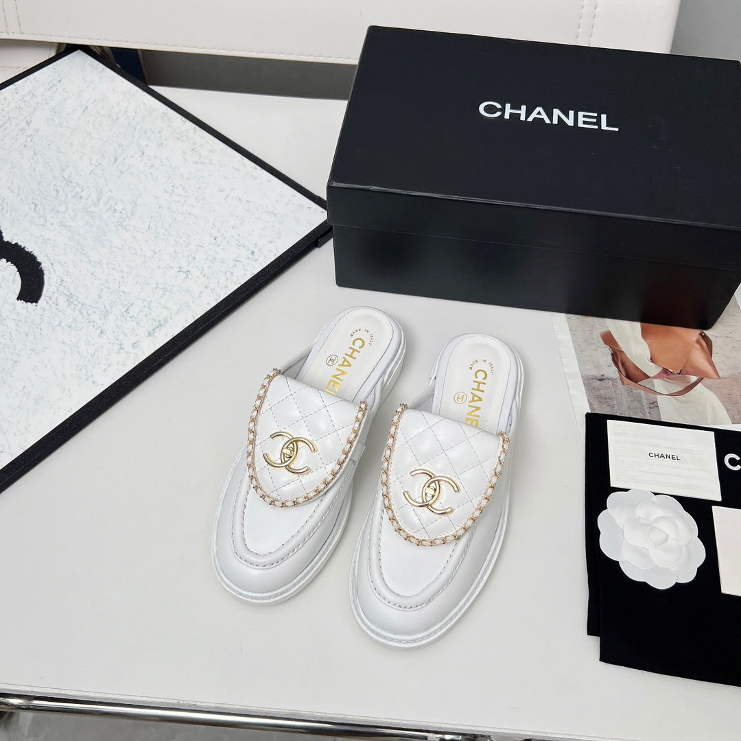 CHANEL 25S MULES WITH CHAIN DETAIL IN WHITE CALFSKIN GOLD HARDWRE