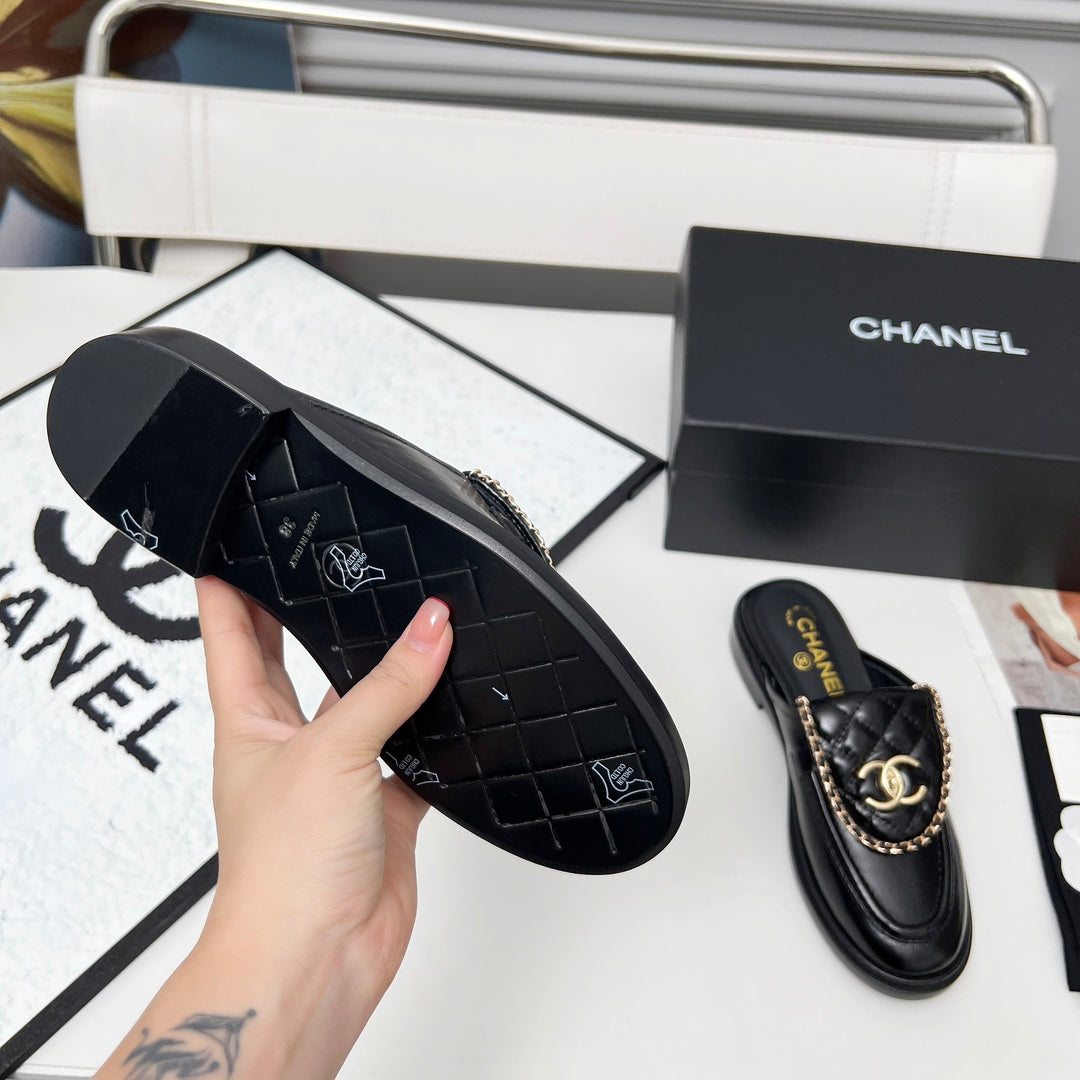 CHANEL 25S MULES WITH CHAIN DETAIL IN BLACK GLOSSY CALFSKIN GOLD HARDWRE