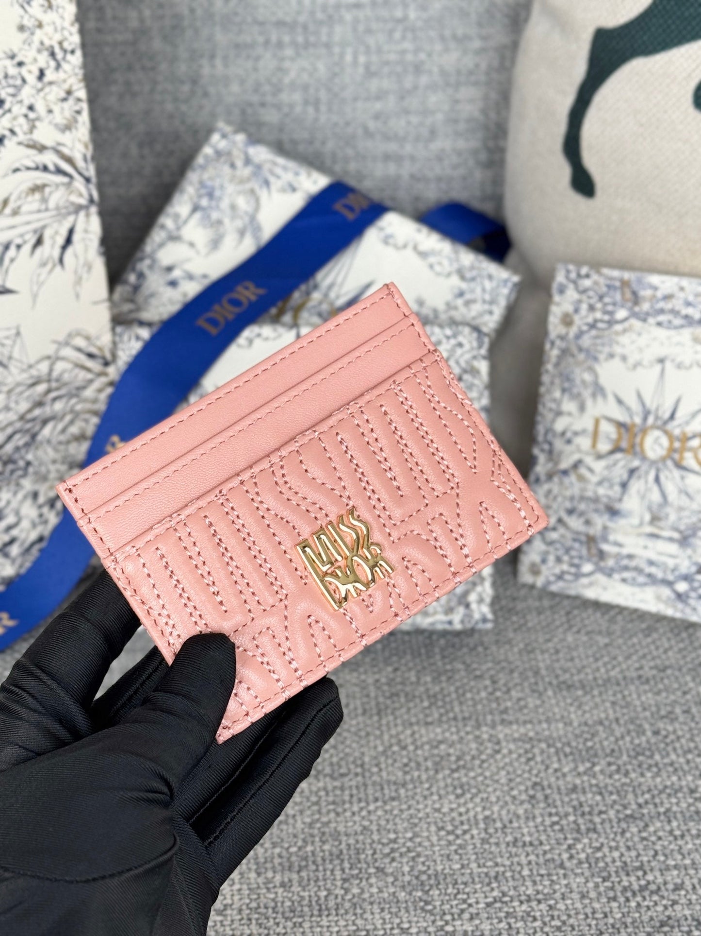 FREESIA CARD HOLDER 10 IN BABY PINK QUILTED ALLOVER CALFSKIN