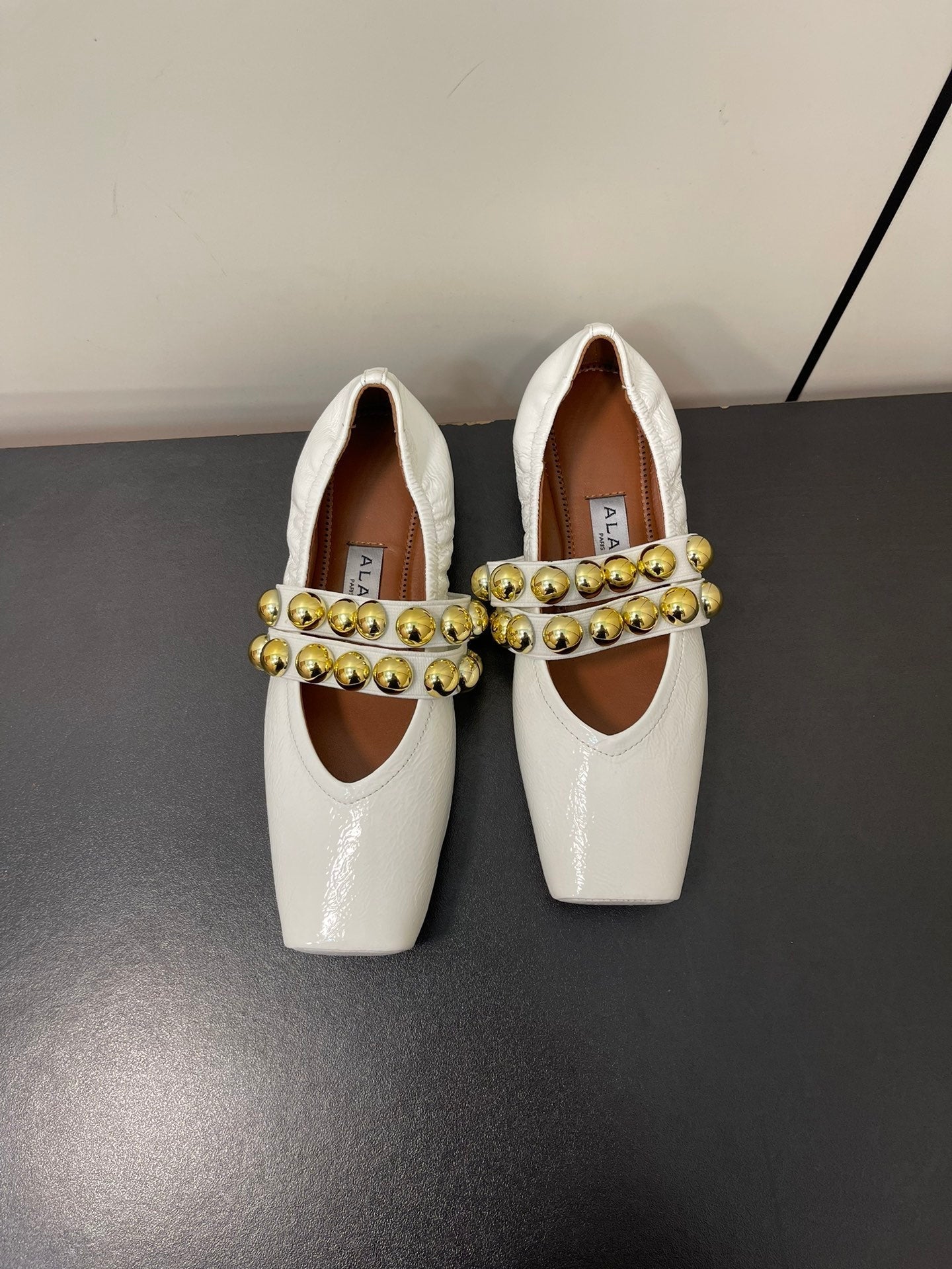 ALAIA BALLET FLATS IN WHITE GLOSSY CALFSKIN WITH GOLD HARDWARE