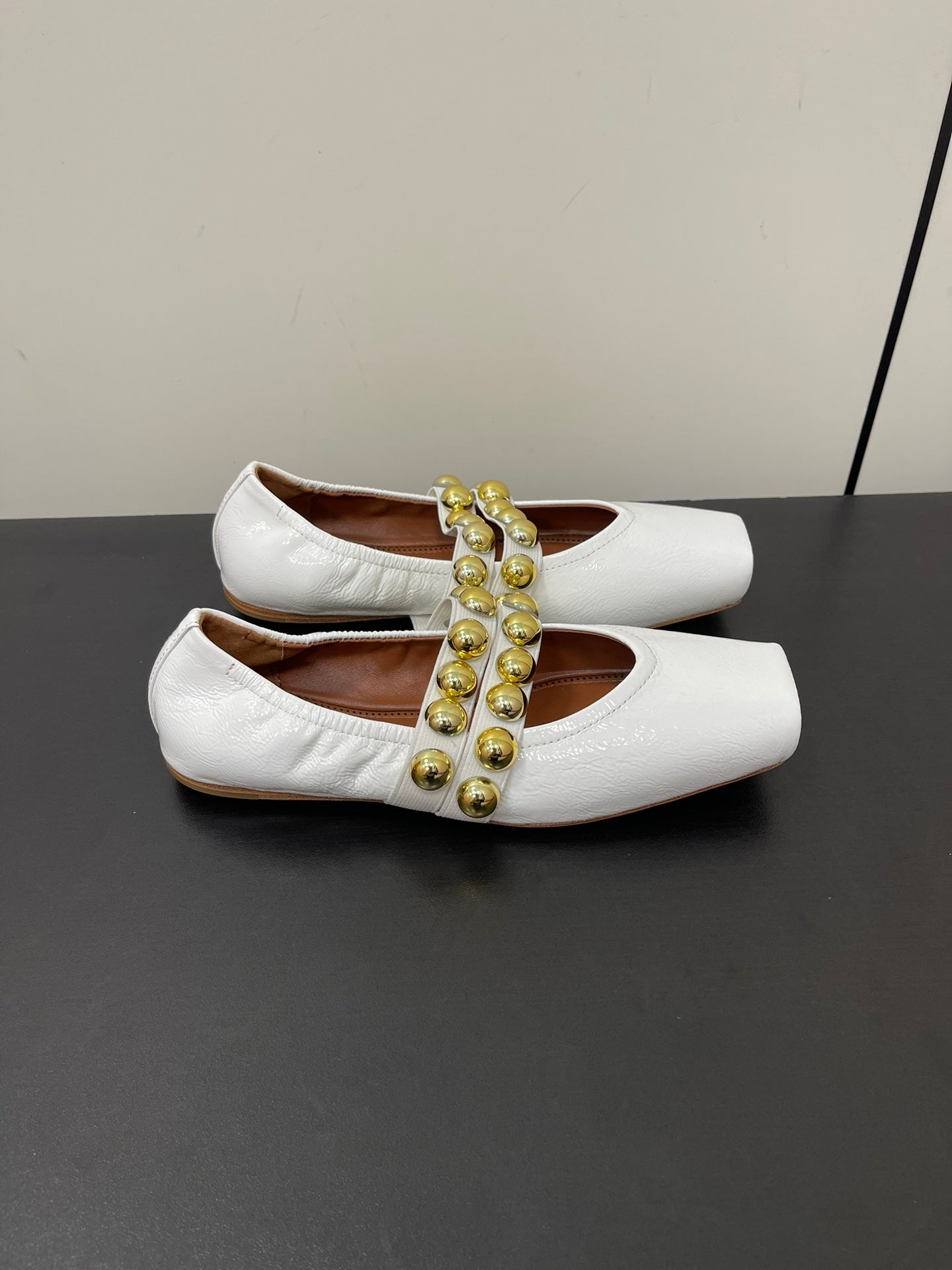 ALAIA BALLET FLATS IN WHITE GLOSSY CALFSKIN WITH GOLD HARDWARE