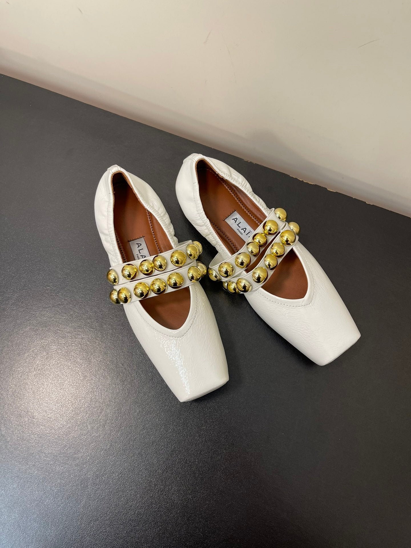 ALAIA BALLET FLATS IN WHITE GLOSSY CALFSKIN WITH GOLD HARDWARE