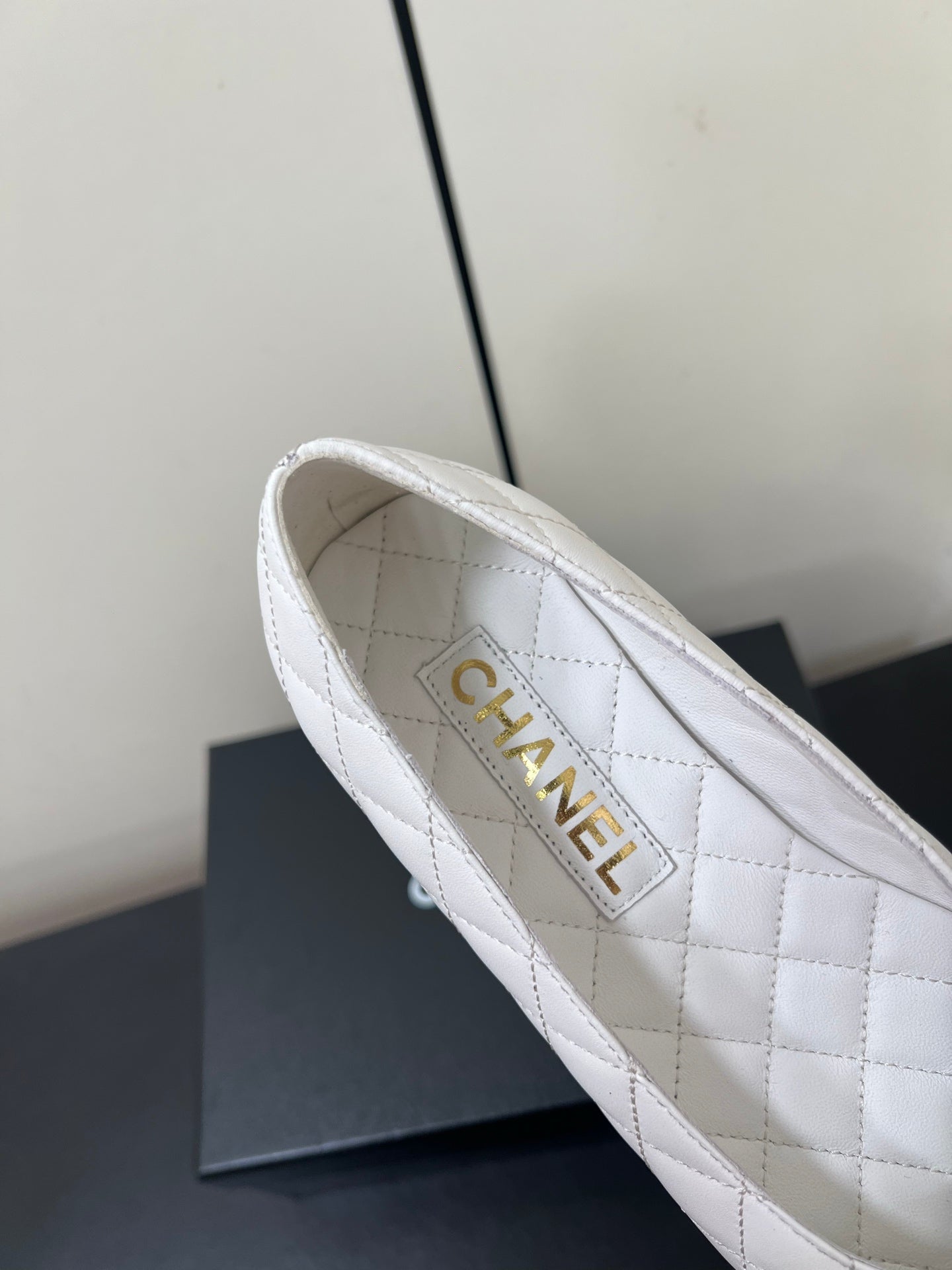 CC BALLET FLAT 25SS IN WHITE MIX BLACK LAMBSKIN WITH GOLD HARDWARE