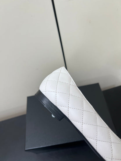 CC BALLET FLAT 25SS IN WHITE MIX BLACK LAMBSKIN WITH GOLD HARDWARE