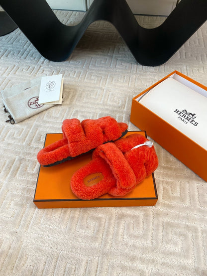 CHYPRE SANDAL IN LIGHT ORANGE SHEARLING