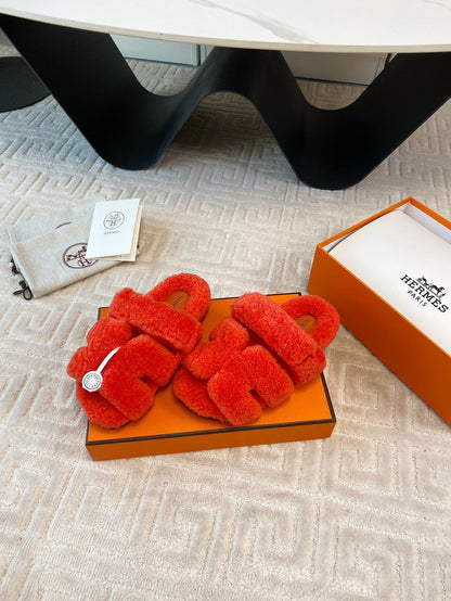 CHYPRE SANDAL IN LIGHT ORANGE SHEARLING