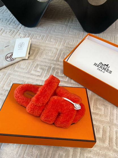 CHYPRE SANDAL IN LIGHT ORANGE SHEARLING
