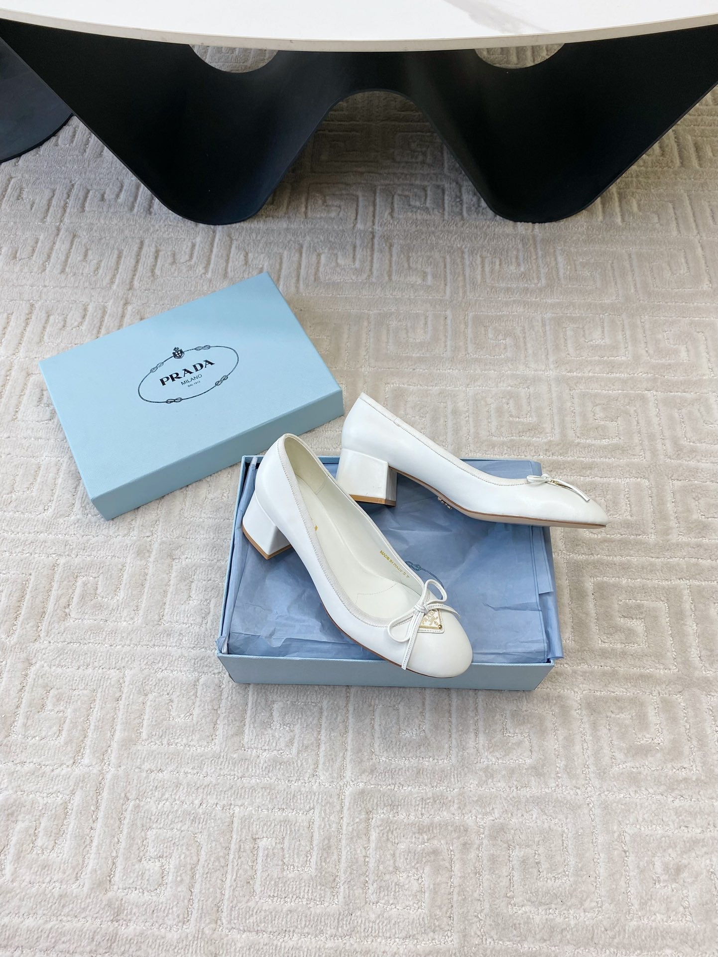 BALLERINA PUMPS WITH TRIANGLE LOGO AND BOW IN WHITE CALFSKIN