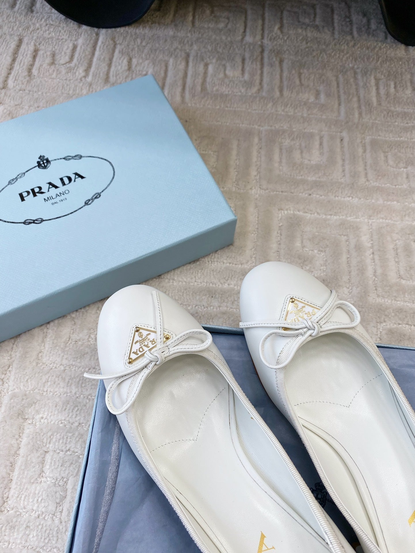 BALLERINA PUMPS WITH TRIANGLE LOGO AND BOW IN WHITE CALFSKIN
