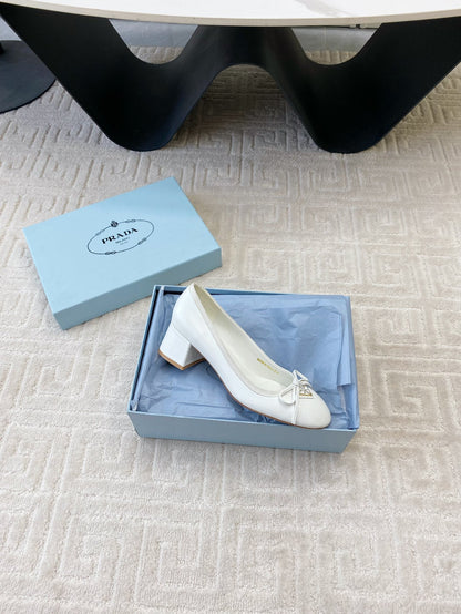 BALLERINA PUMPS WITH TRIANGLE LOGO AND BOW IN WHITE CALFSKIN