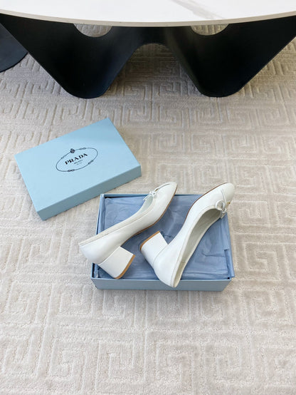 BALLERINA PUMPS WITH TRIANGLE LOGO AND BOW IN WHITE CALFSKIN