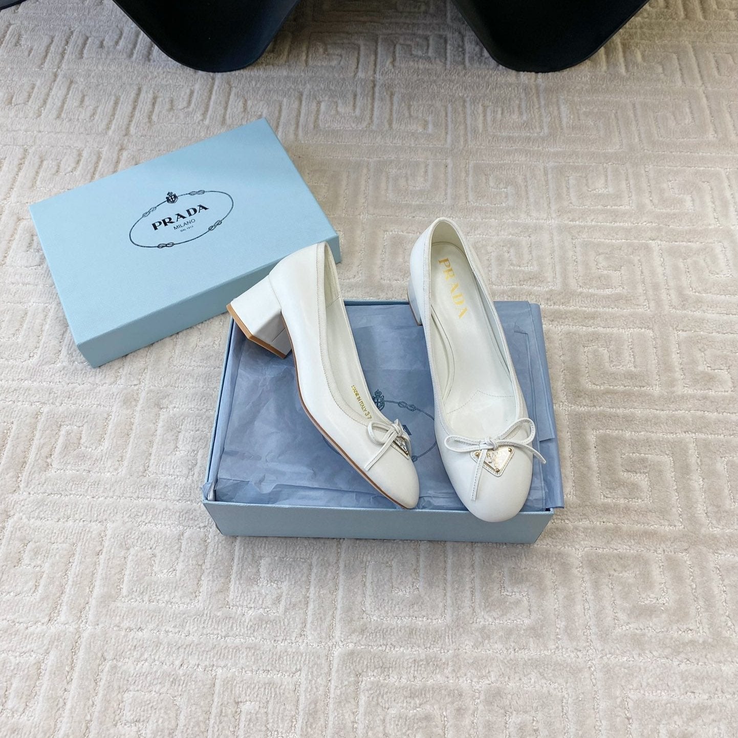 BALLERINA PUMPS WITH TRIANGLE LOGO AND BOW IN WHITE CALFSKIN