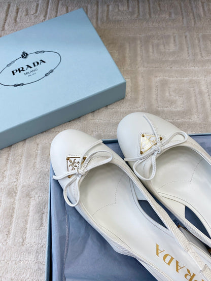 TRIANGLE LOGO SLINGBACK PUMPS WITH BOW IN WHITE CALFSKIN