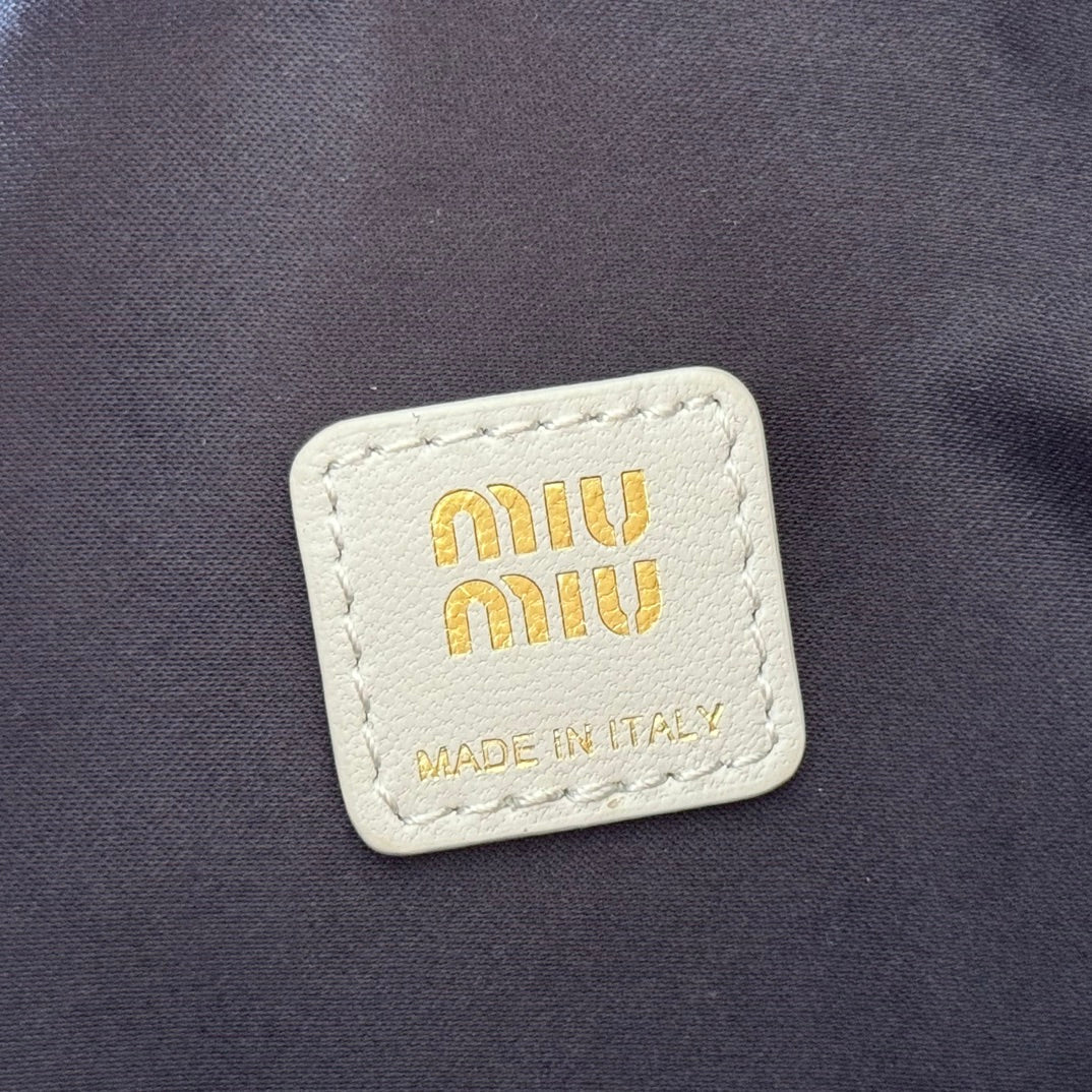 MIUMIU 26S POUCH BAG 15 IN WHITE CALFSKIN GOLD HARDWARE