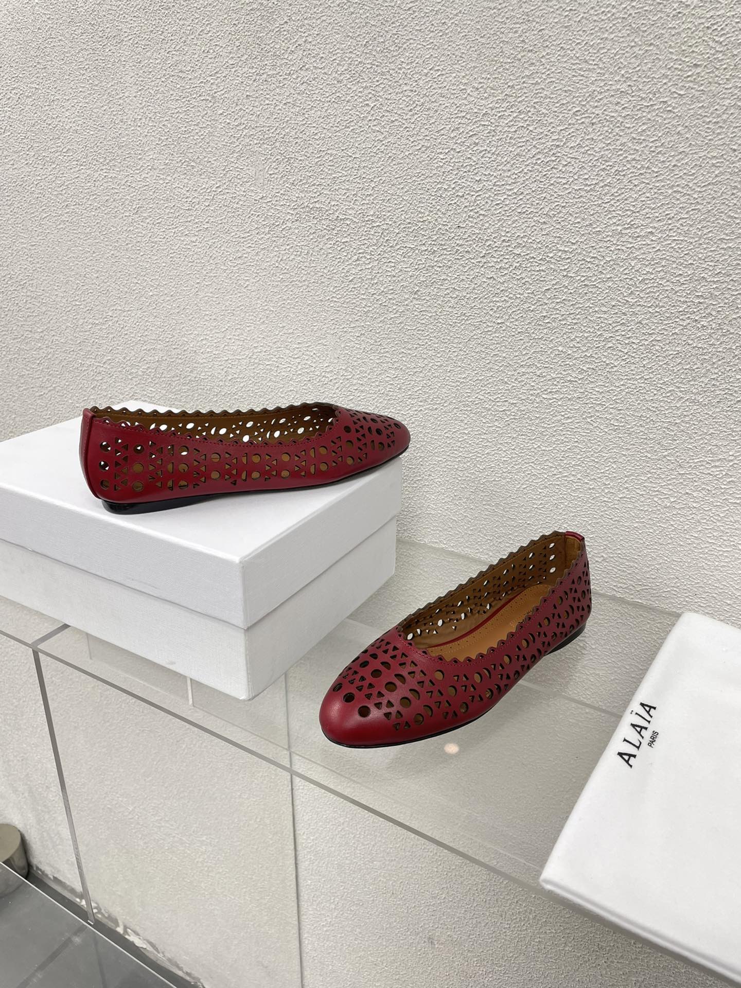 ALAIA BALLET FLAT IN BURGUNDY RED MESH LAMBSKIN