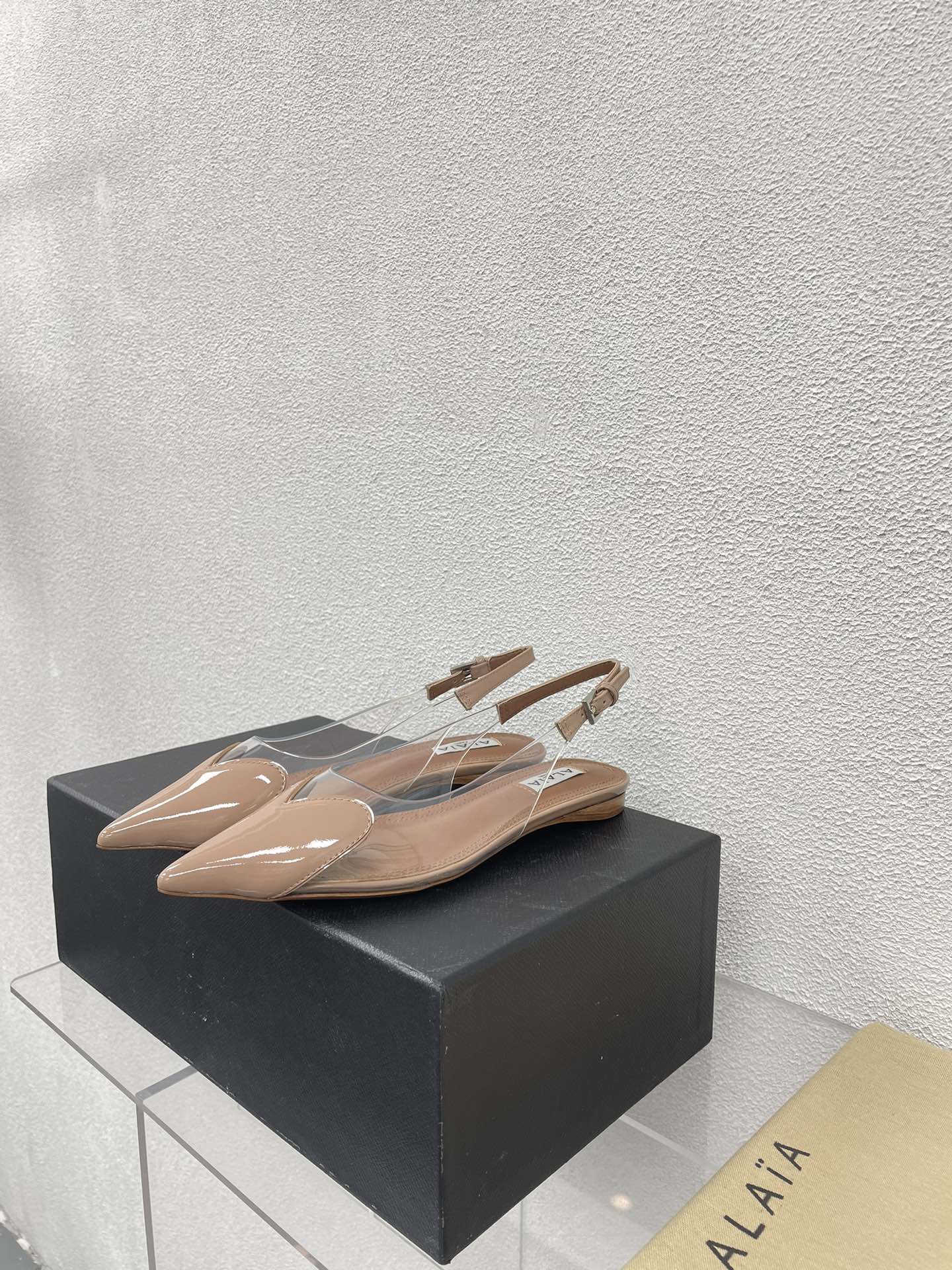 ALAIA LE COEUR FLAT SLINGBACKS IN BEIGE PATENT LAMBSKIN