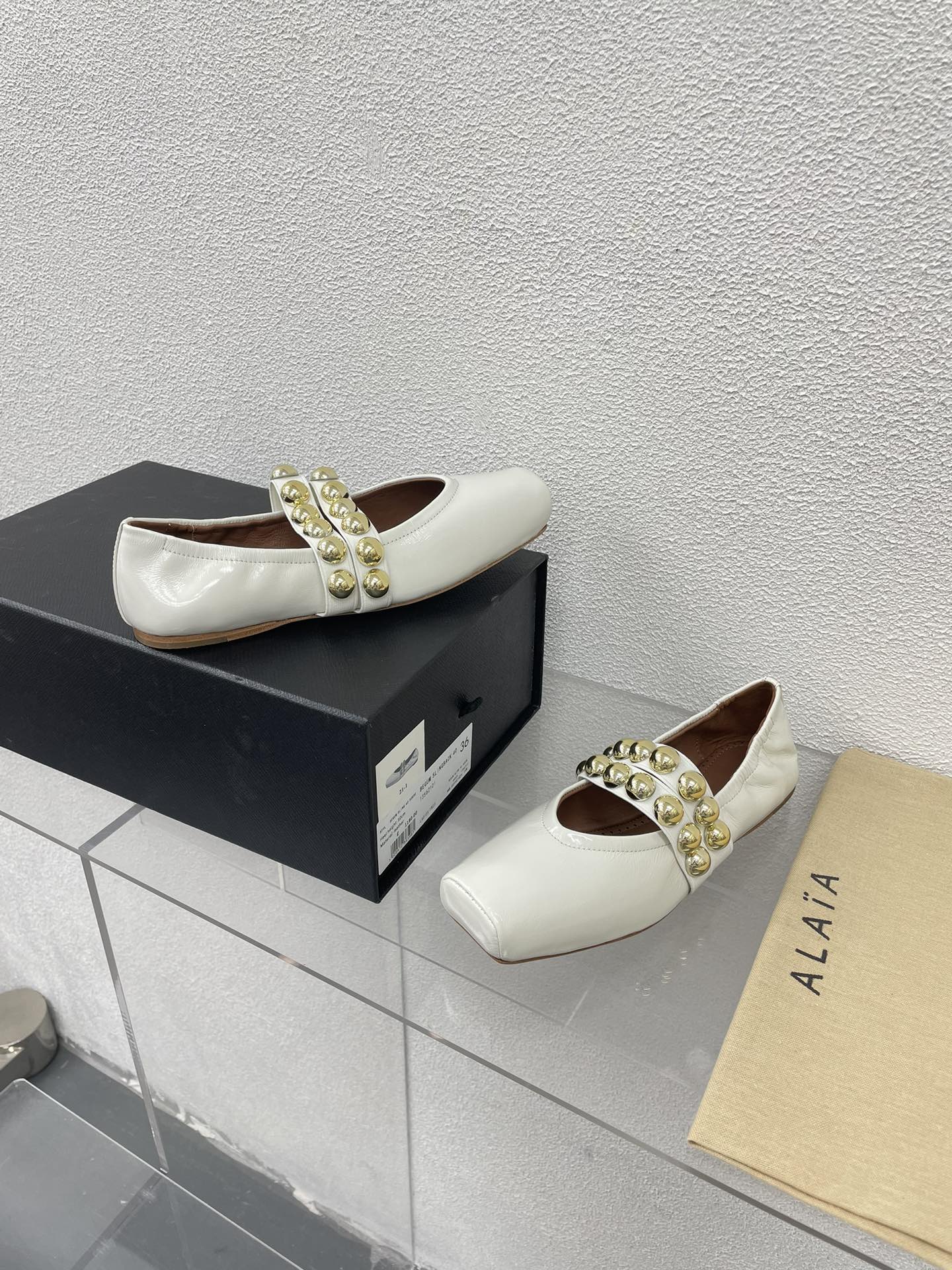 ALAIA MARY JANE PEARL IN GLOSSY WHITE LAMBSKIN