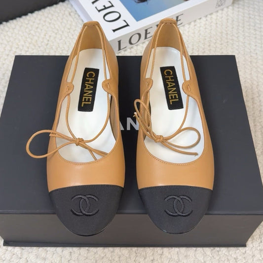 FLAT MARY JANE PUMPS IN DIJON YELLOW LAMBSKIN MIX BLACK FABRIC