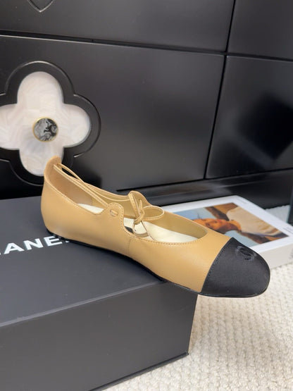 FLAT MARY JANE PUMPS IN SUN YELLOW LAMBSKIN MIX BLACK FABRIC