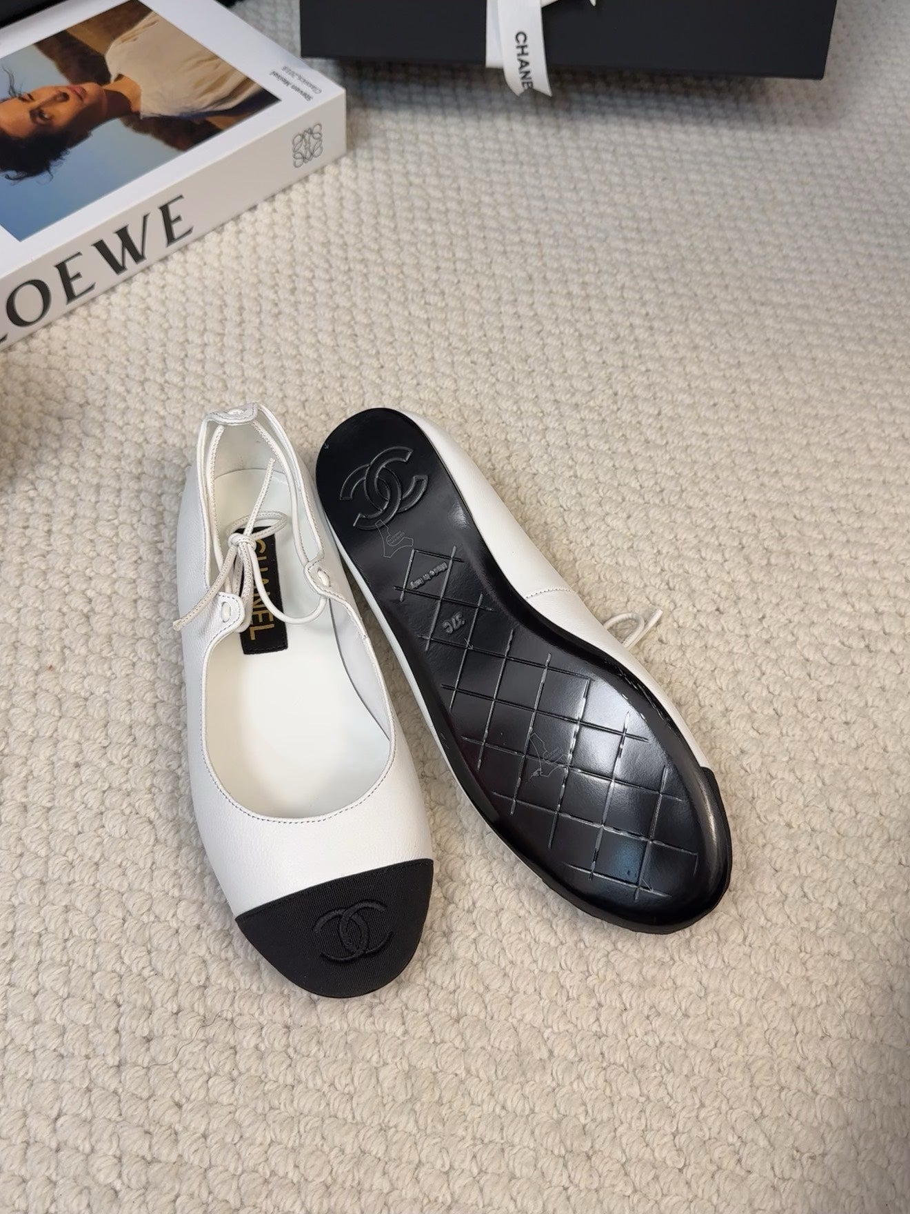 FLAT MARY JANE PUMPS IN WHITE LAMBSKIN MIX BLACK FABRIC