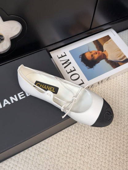 FLAT MARY JANE PUMPS IN WHITE LAMBSKIN MIX BLACK FABRIC