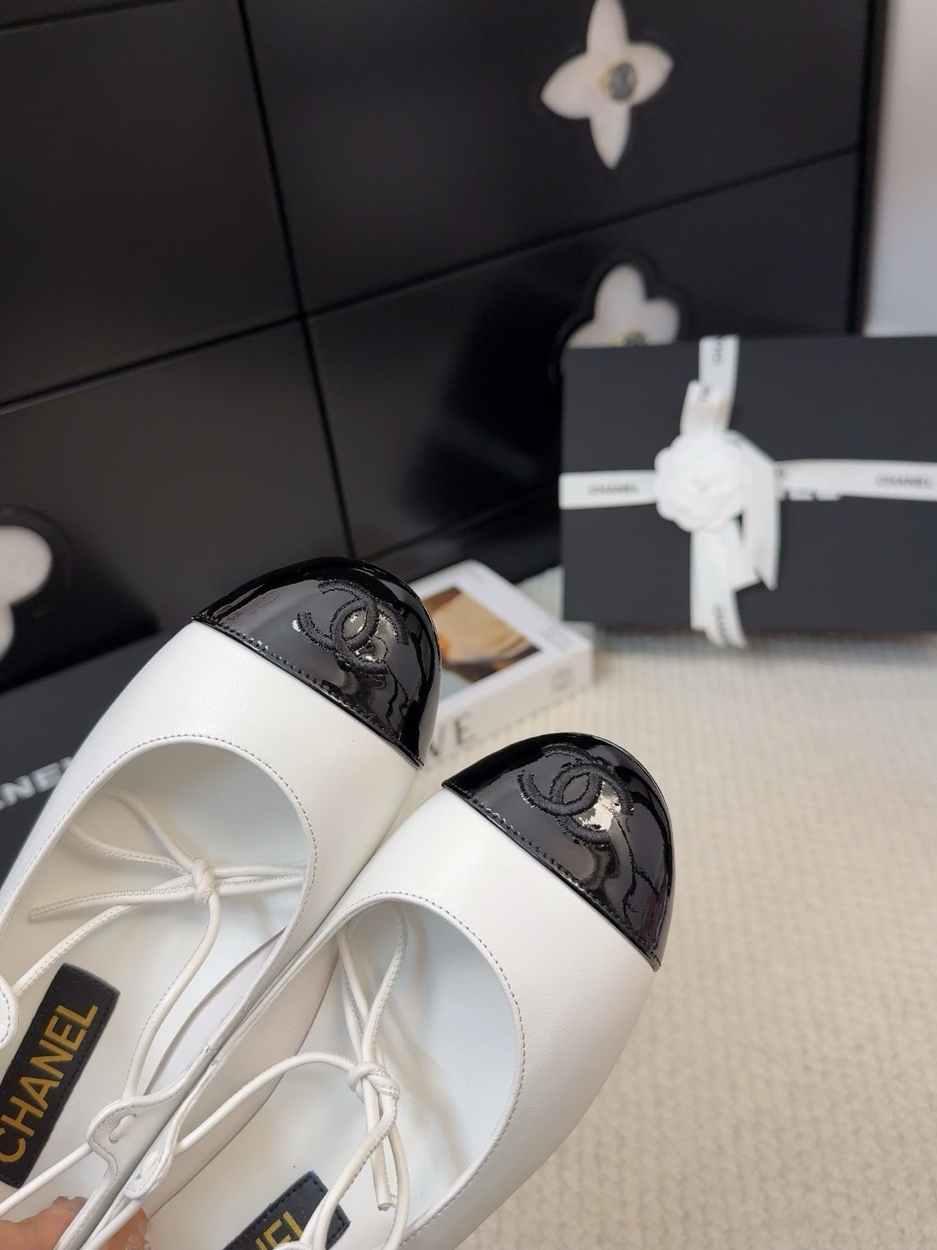 FLAT MARY JANE PUMPS IN WHITE MIX BLACK LAMBSKIN