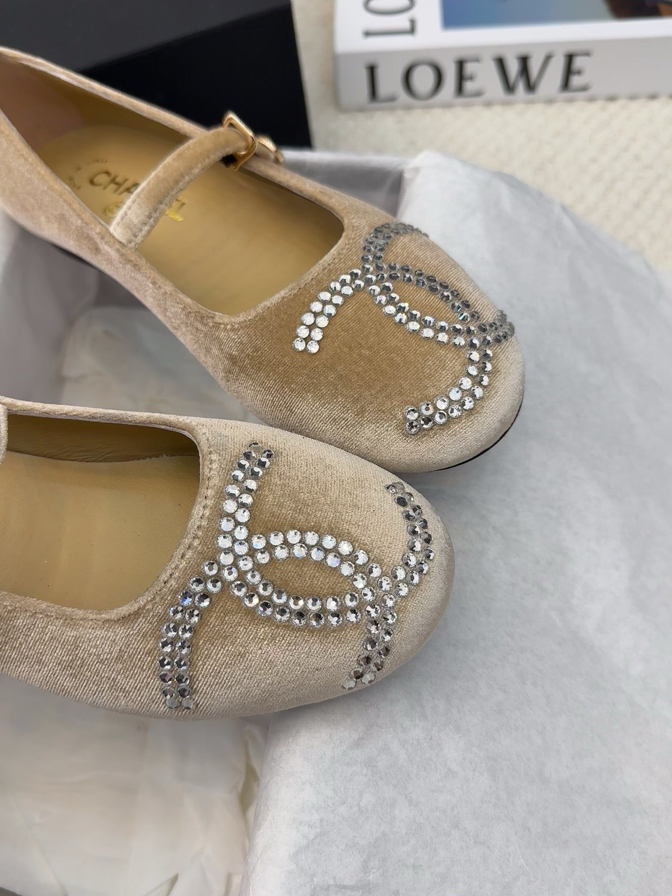 MARY JANE SHOES IN SAND BROWN VELVET WITH CRYSTALS LOGO