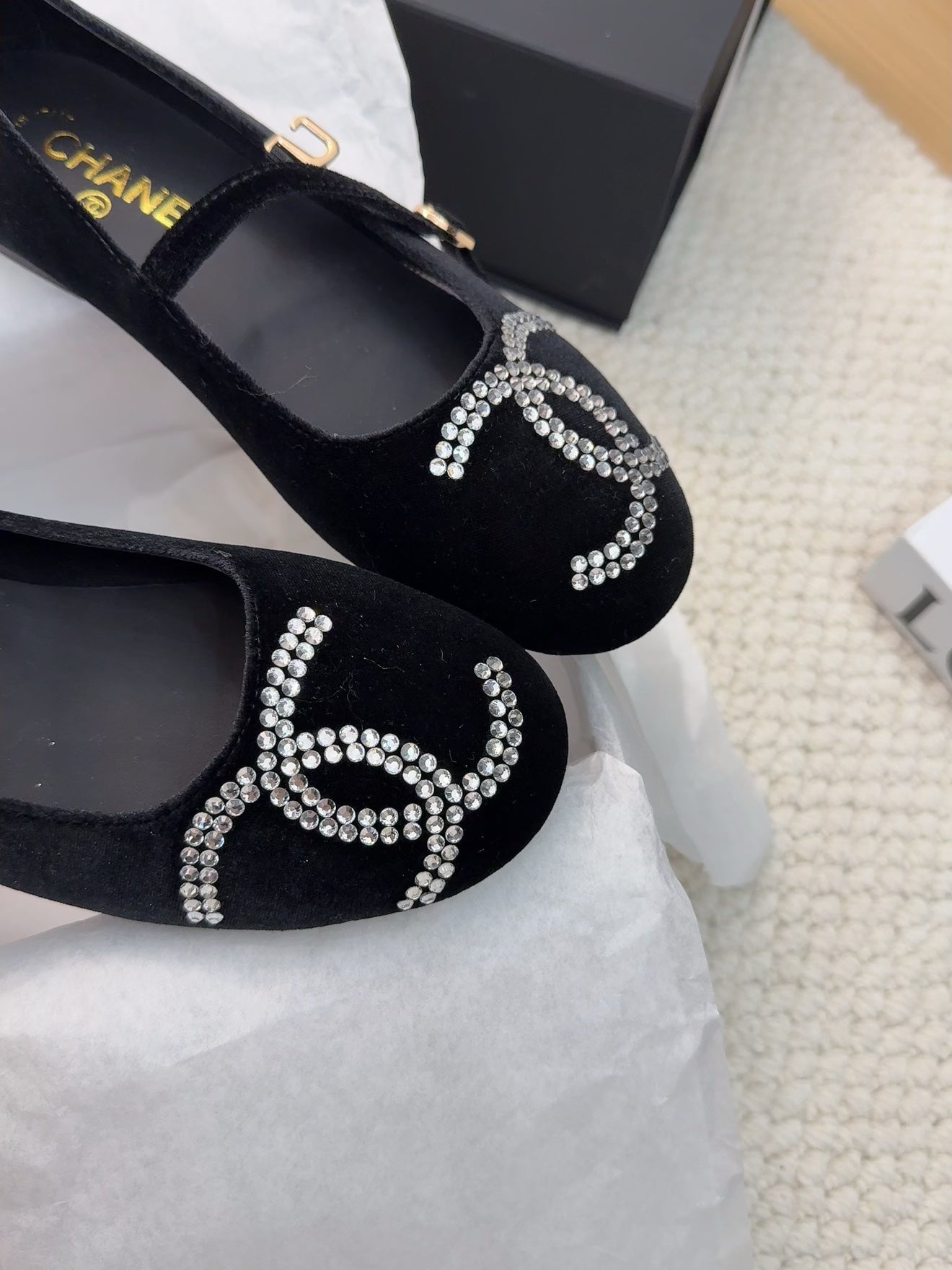 MARY JANE SHOES IN BLACK VELVET WITH CRYSTALS LOGO