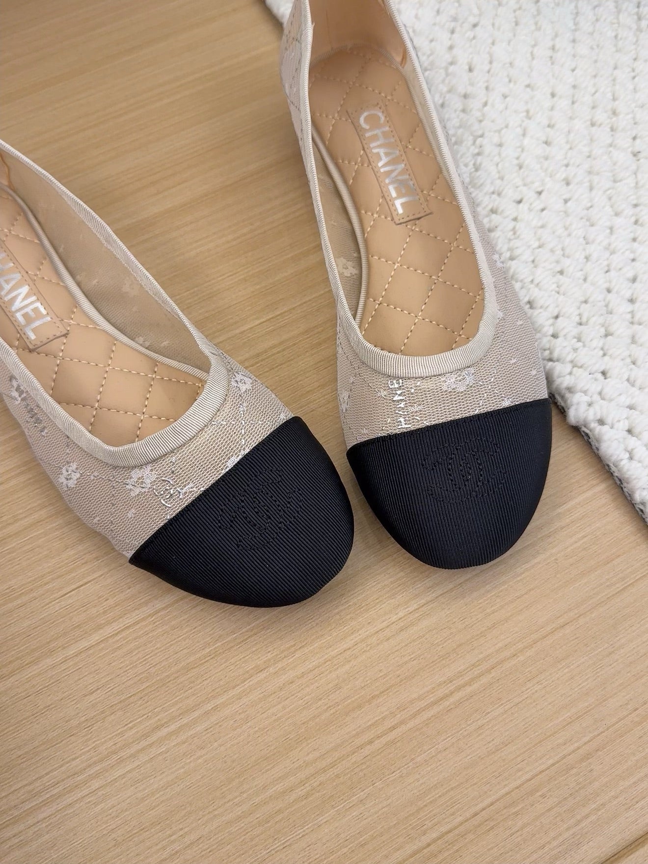 BALLET FLAT IN BLACK FABRIC AND WHITE MESH