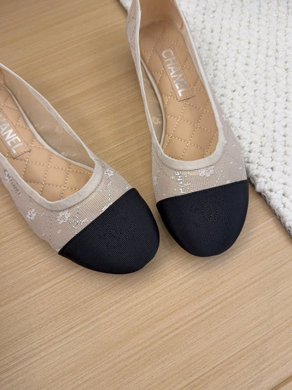 BALLET FLAT IN BLACK FABRIC AND WHITE MESH