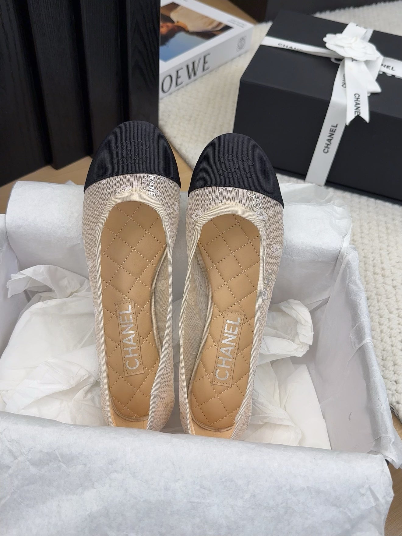 BALLET FLAT IN BLACK FABRIC AND WHITE MESH