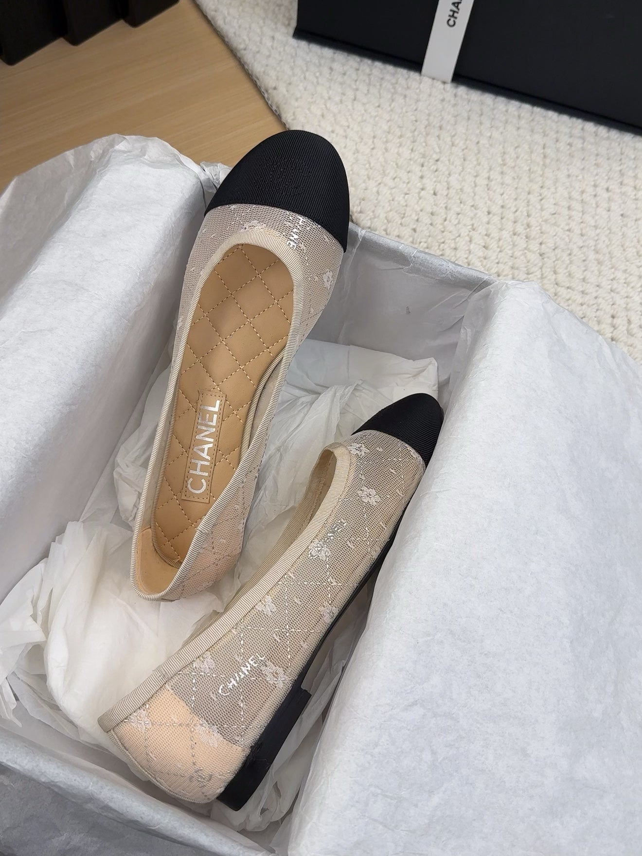 BALLET FLAT IN BLACK FABRIC AND WHITE MESH