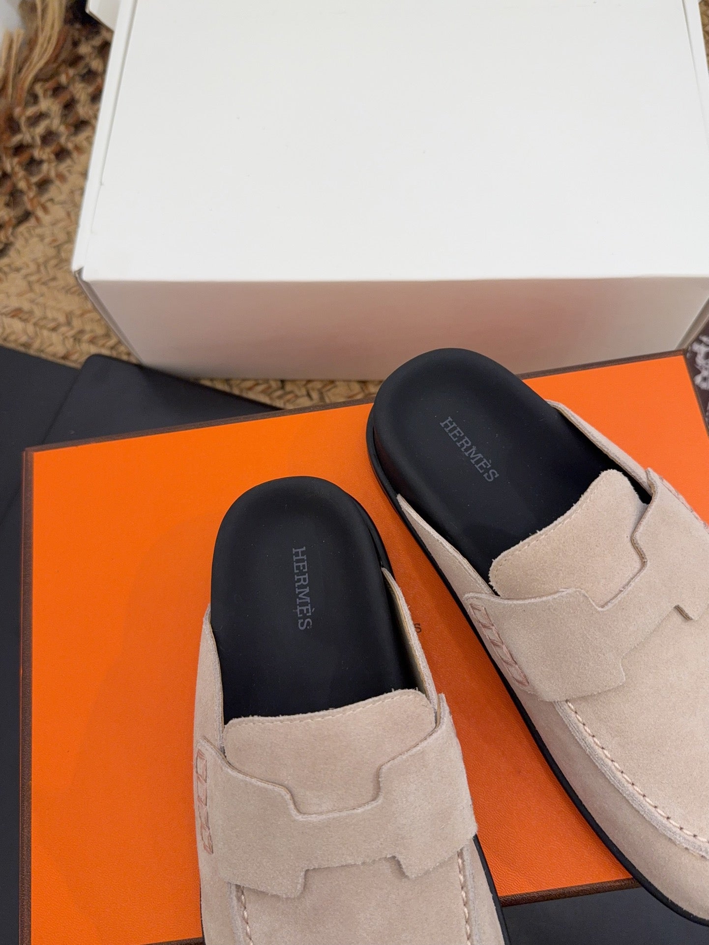 HM 25S MULE IN BEIGE SUEDE