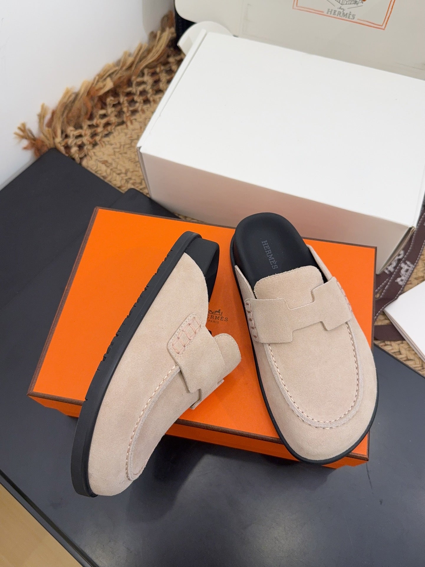 HM 25S MULE IN BEIGE SUEDE