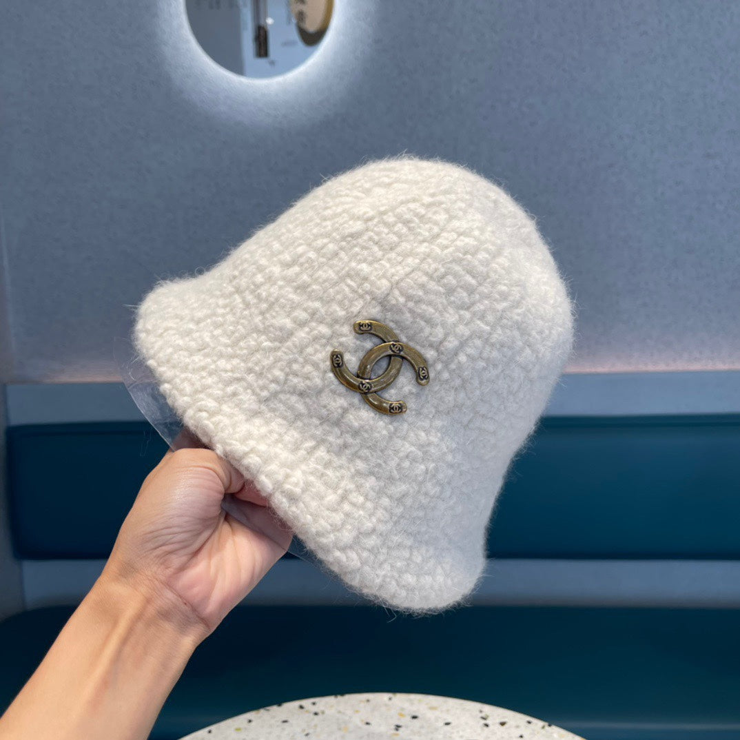 BUCKET HAT IN WHITE LAMB FUR 422035