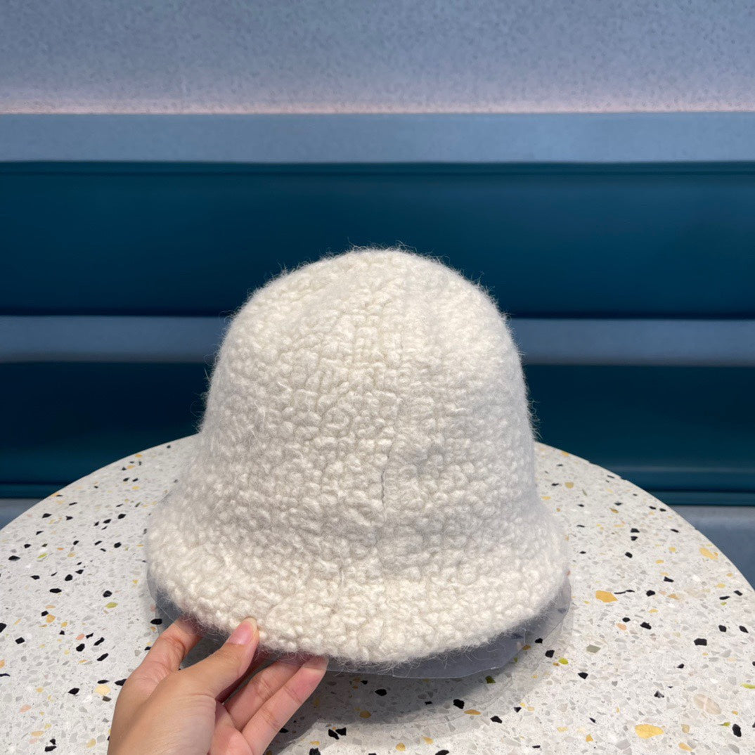 BUCKET HAT IN WHITE LAMB FUR 422035