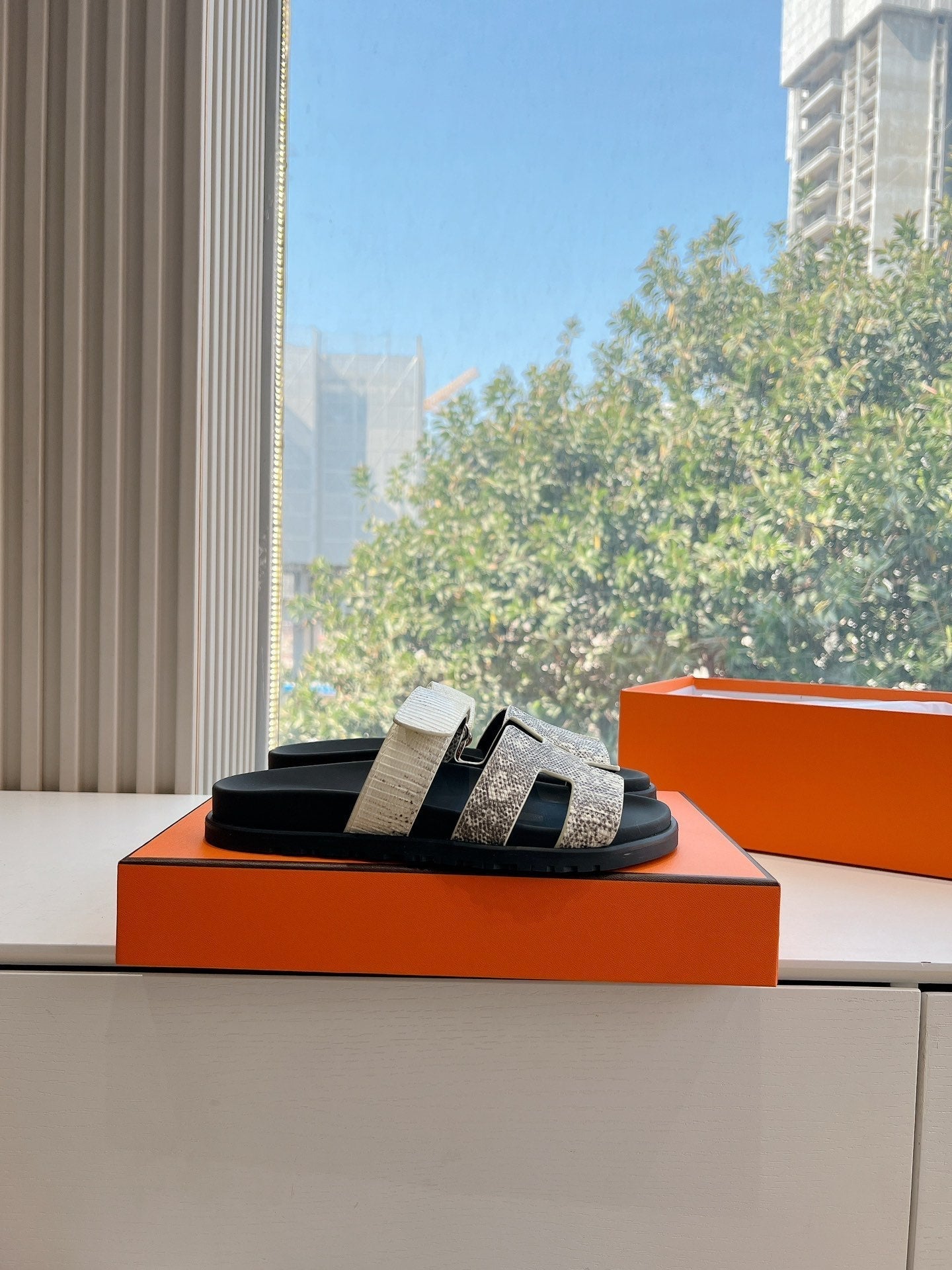 CHYPRE SANDAL IN WHITE MIX BLACK LIZARD SKIN