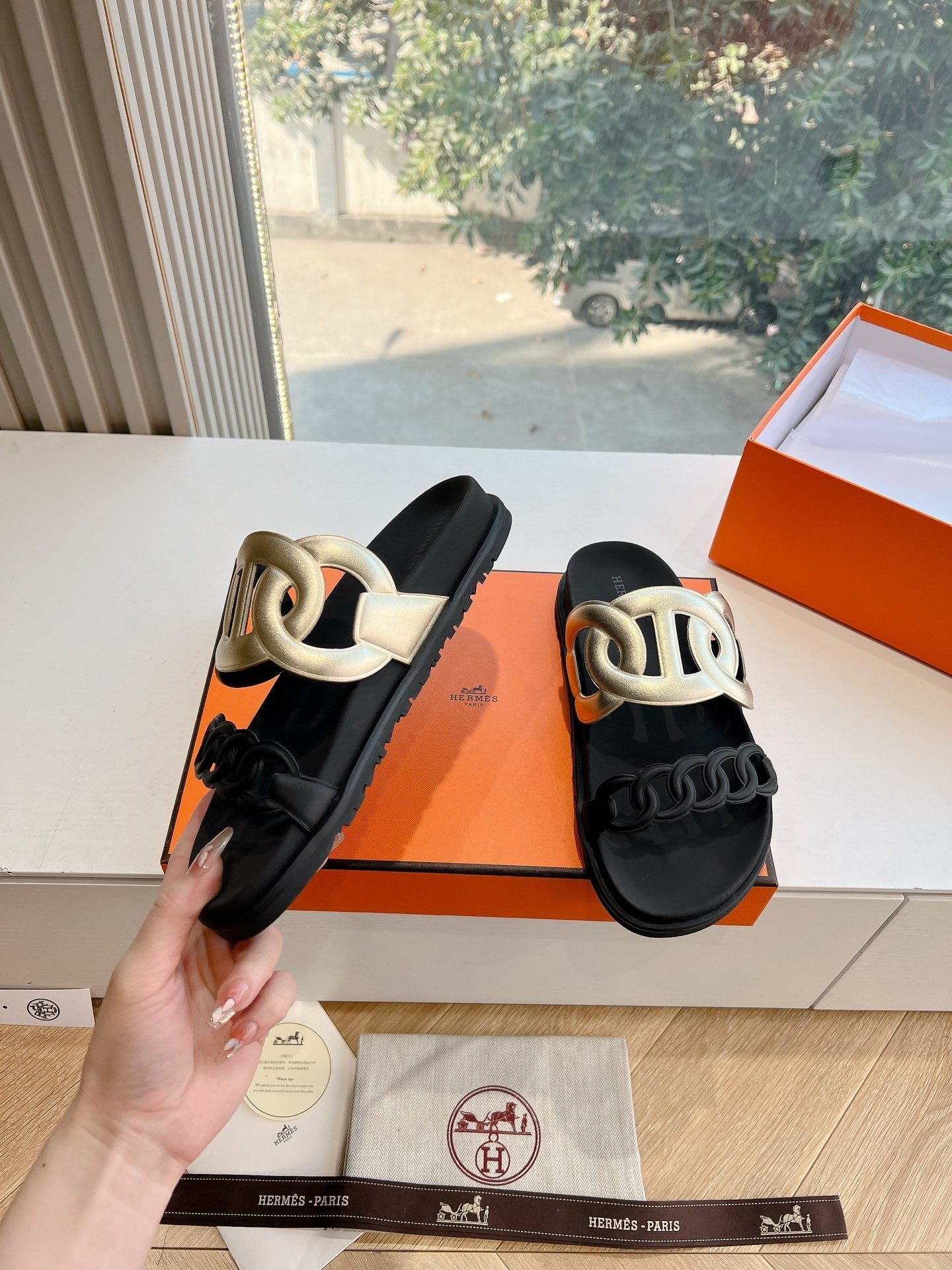 EXTRA SANDAL IN GOLD MIX BLACK CALFSKIN