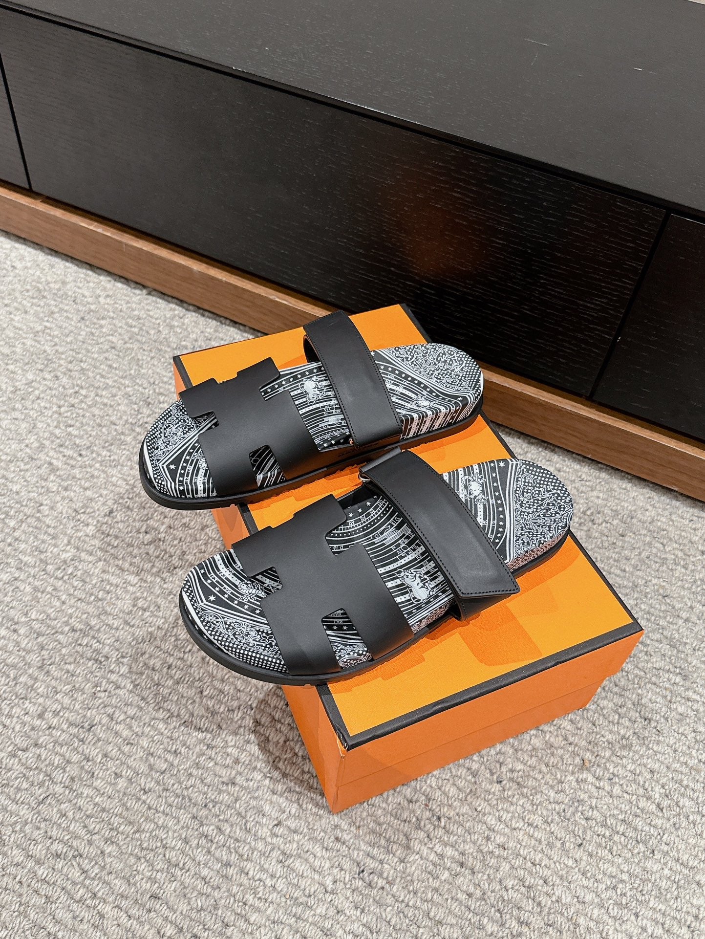 CHYPRE SANDAL BLACK CALFSKIN UNIQUE