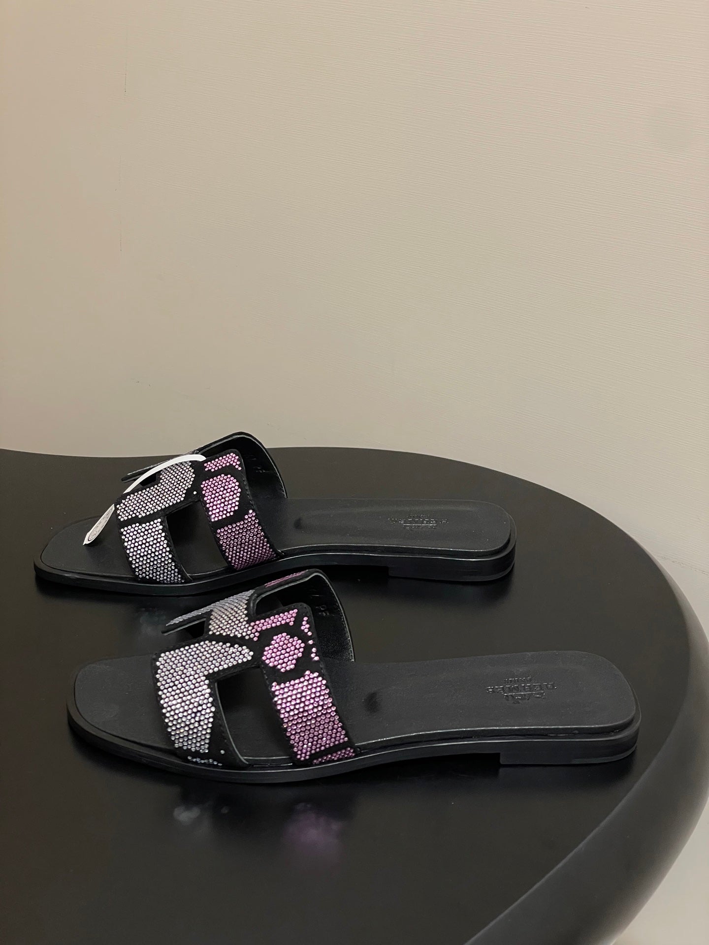 HM 25S ORAN SANDAL IN BLACK LAMBSKIN WITH WHITE MIX PINK STONE DETAILS