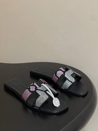 HM 25S ORAN SANDAL IN BLACK LAMBSKIN WITH WHITE MIX PINK STONE DETAILS