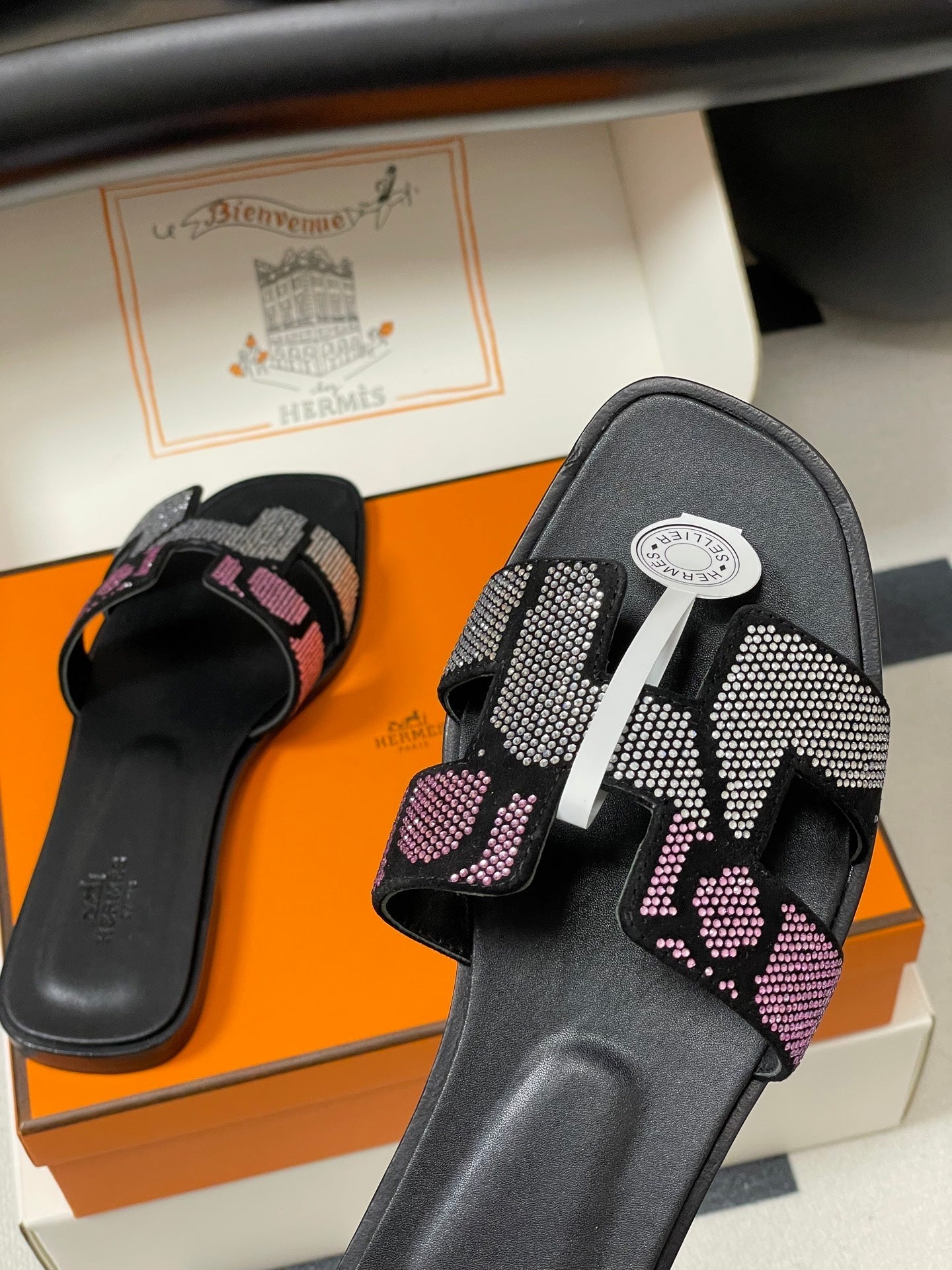 HM 25S ORAN SANDAL IN BLACK LAMBSKIN WITH WHITE MIX PINK STONE DETAILS