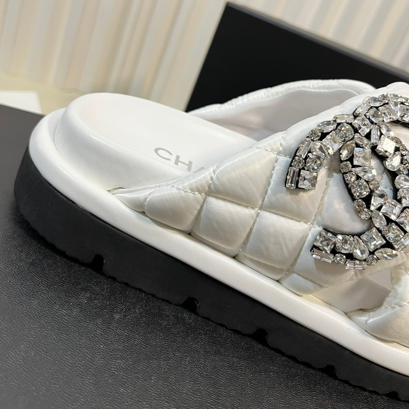 Women's slippers with two crossed straps sheepskins white