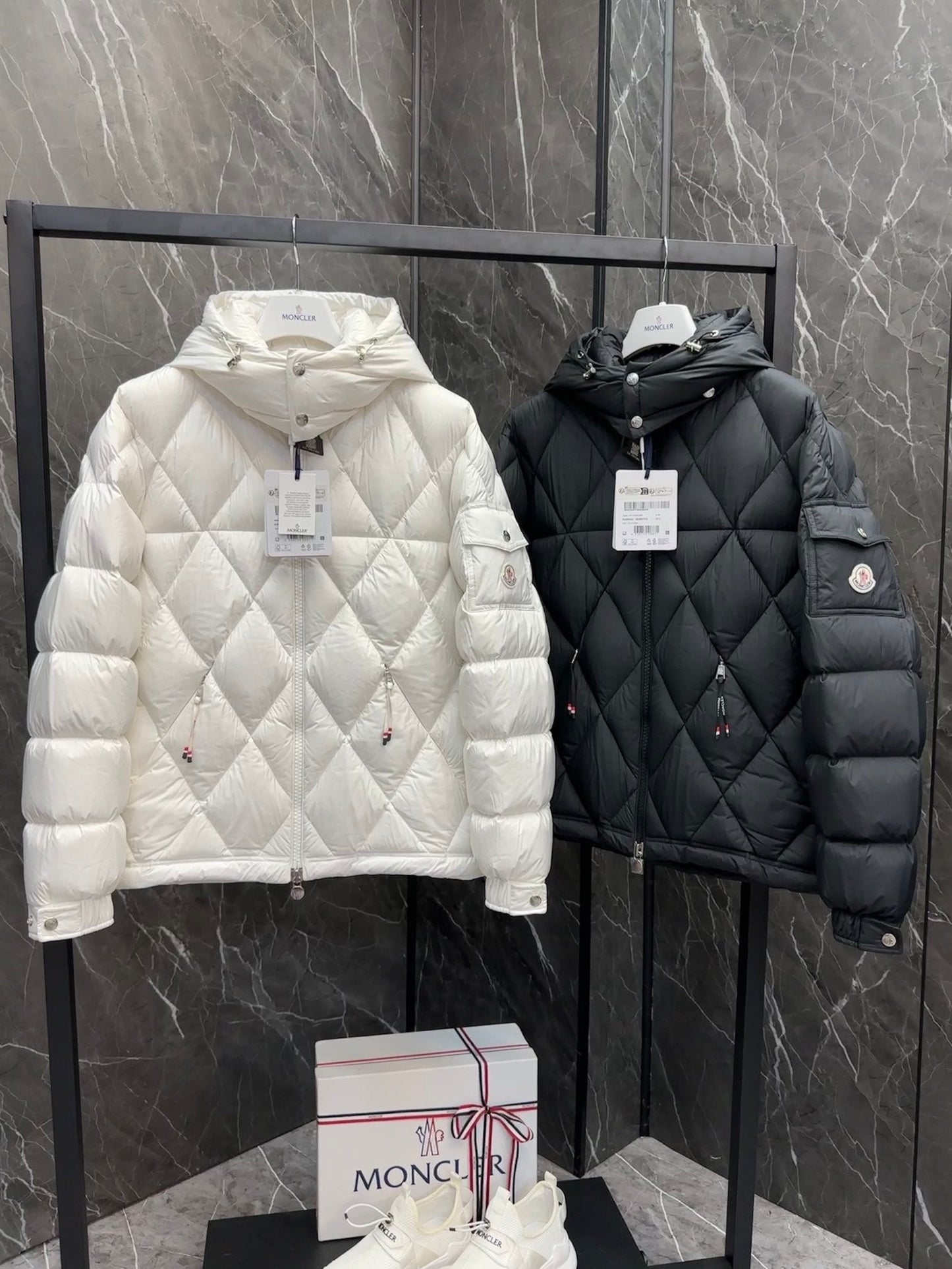 Moncler Style Women’s Short Down Jacket In White – Style 051